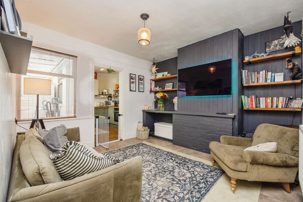 Property photo 2 of 17 Photo