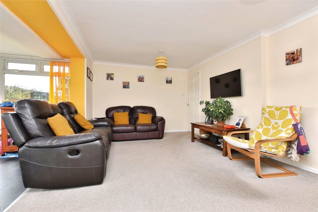 Property photo 3 of 20 Lounge