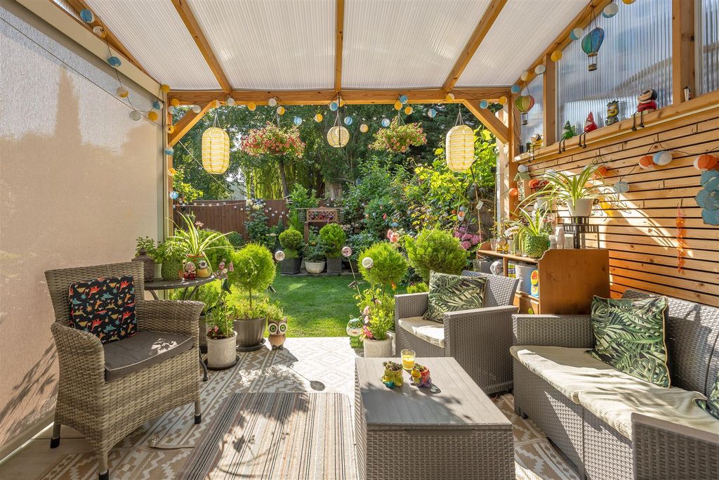 Property photo 2 of 25 Lechmere Road Ig8