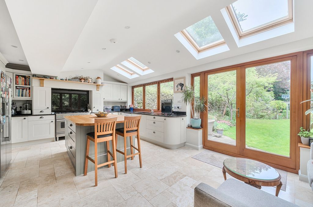 Property photo 2 of 25 1354773-10-68cc19...