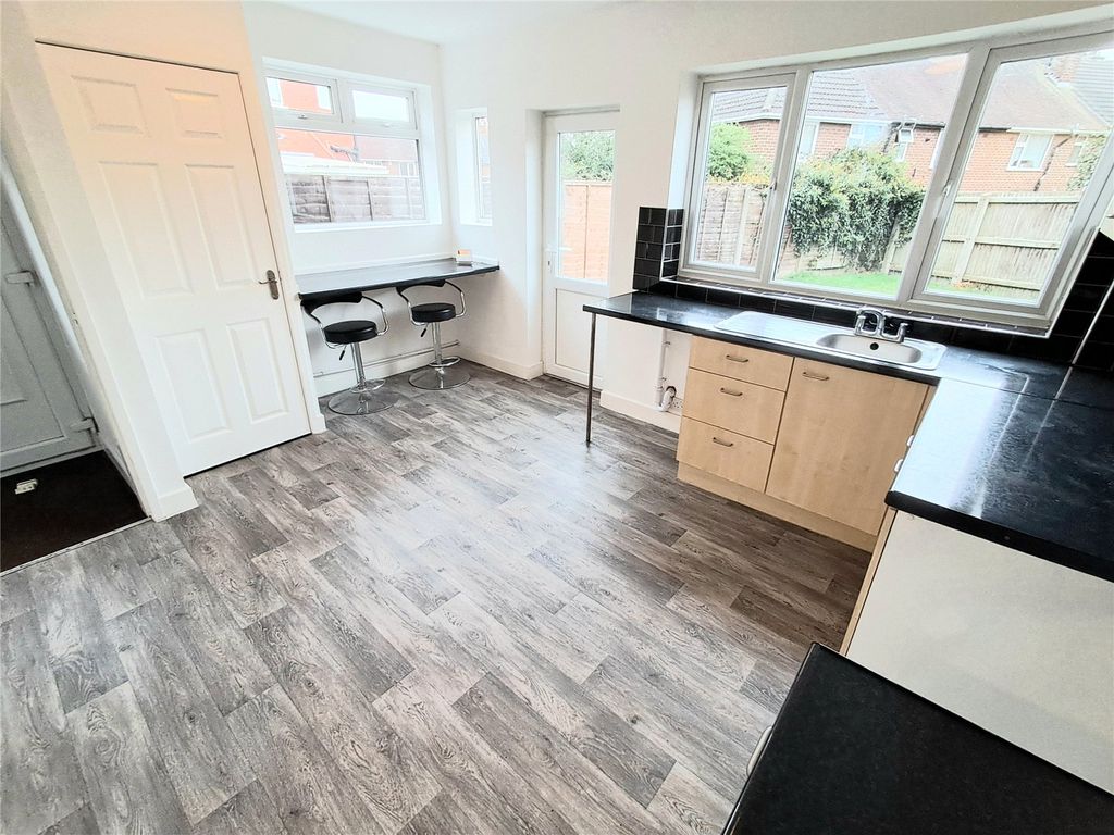 Property photo 3 of 11 Kitchen