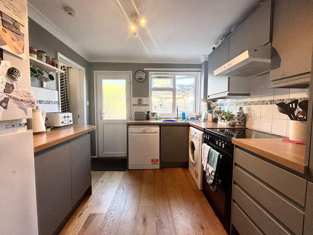 Property photo 2 of 9 Kitchen