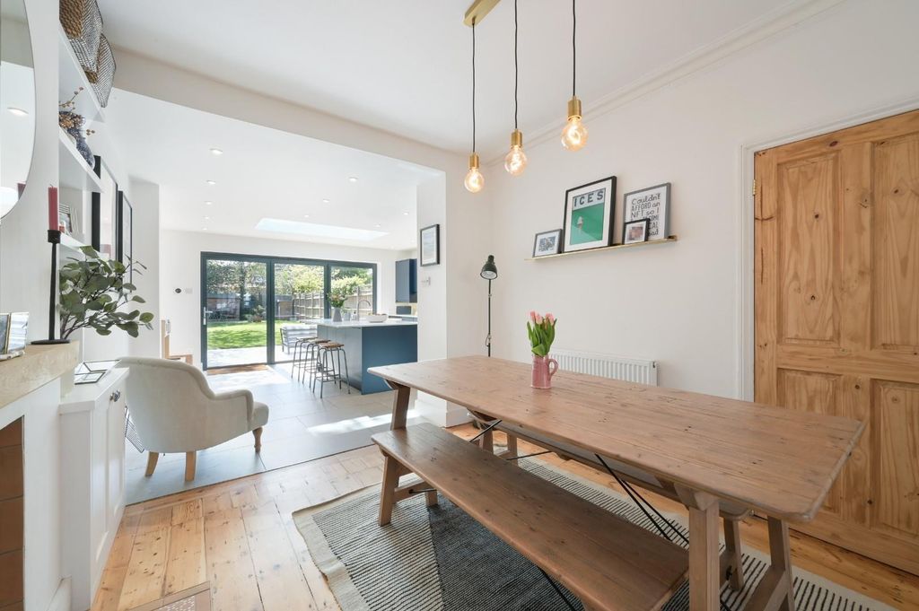 Property photo 3 of 18 Heatherside Road  (14).Jpg