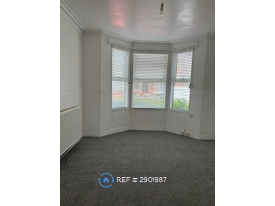 Property photo 1 of 7 Downstairs Flat Lounge