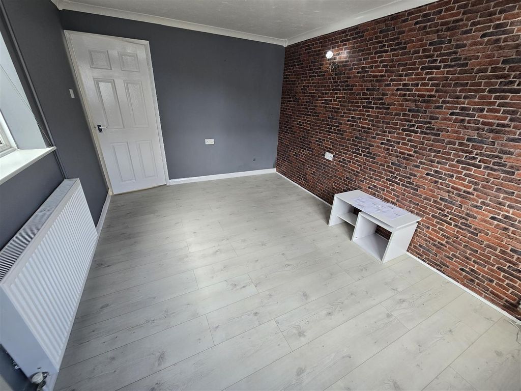 Property photo 3 of 8 Lounge