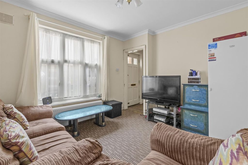 Property photo 3 of 13 60 Underwood Rd, Hp13 6Yb-5.Jpg