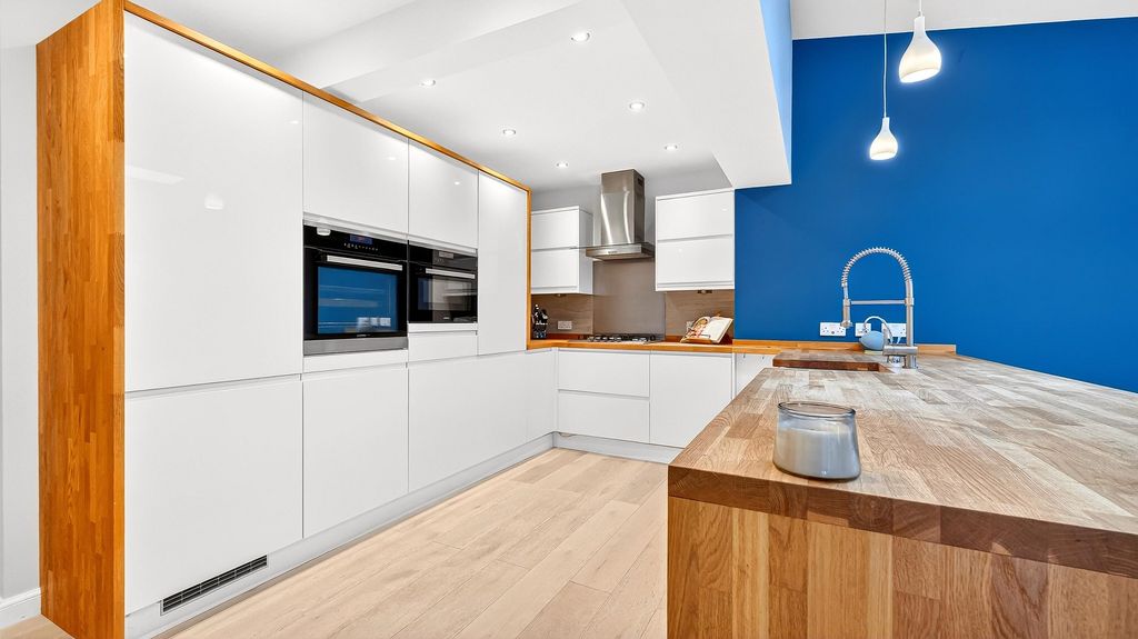 Property photo 3 of 19 Kitchen