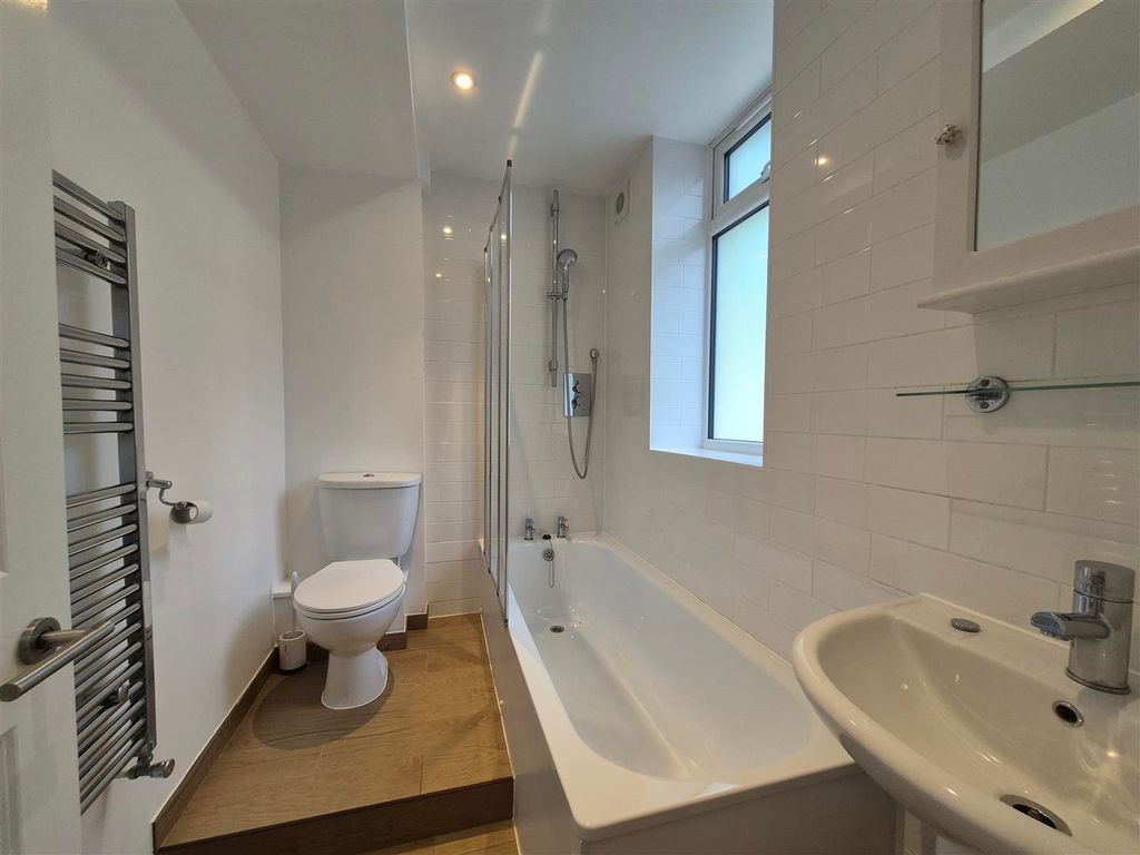 Property photo 3 of 11 Bathroom