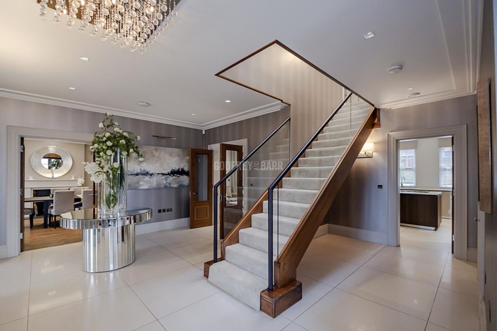 Property photo 2 of 25