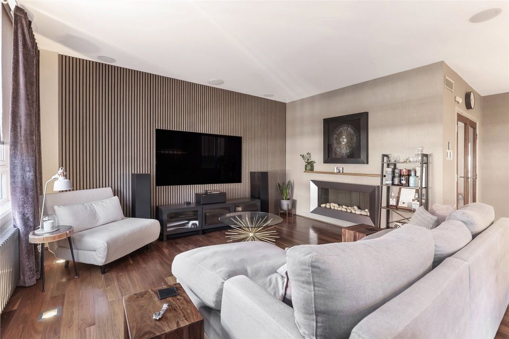 Property photo 1 of 24 Lounge