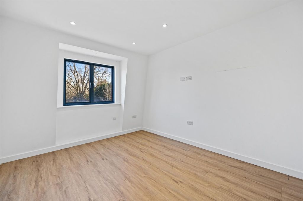 Property photo 2 of 11 Rcwrealty- Flat 8 18-20 Hoop Lane- Bedroom 6 (1).J