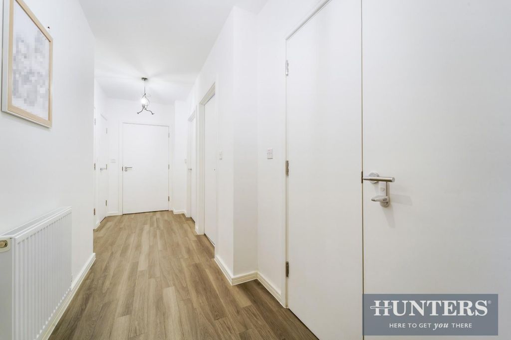 Property photo 2 of 8 New Oxford Court, 2 (5).Jpg