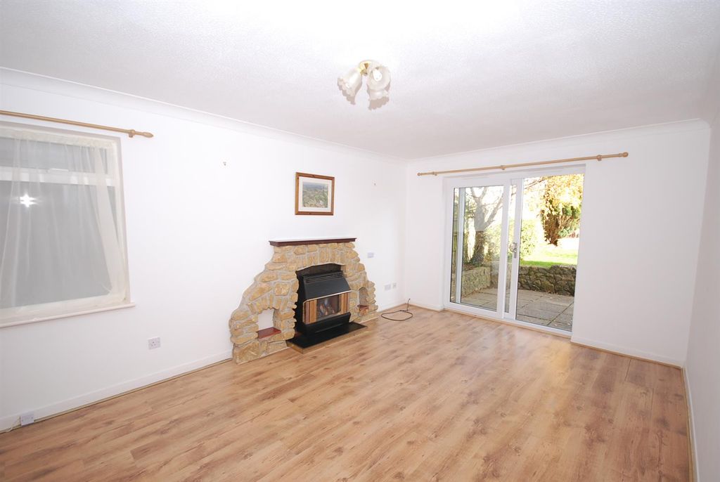 Property photo 2 of 10 Sitting Room