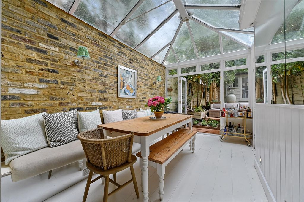 Property photo 2 of 11 Bolingbroke Road