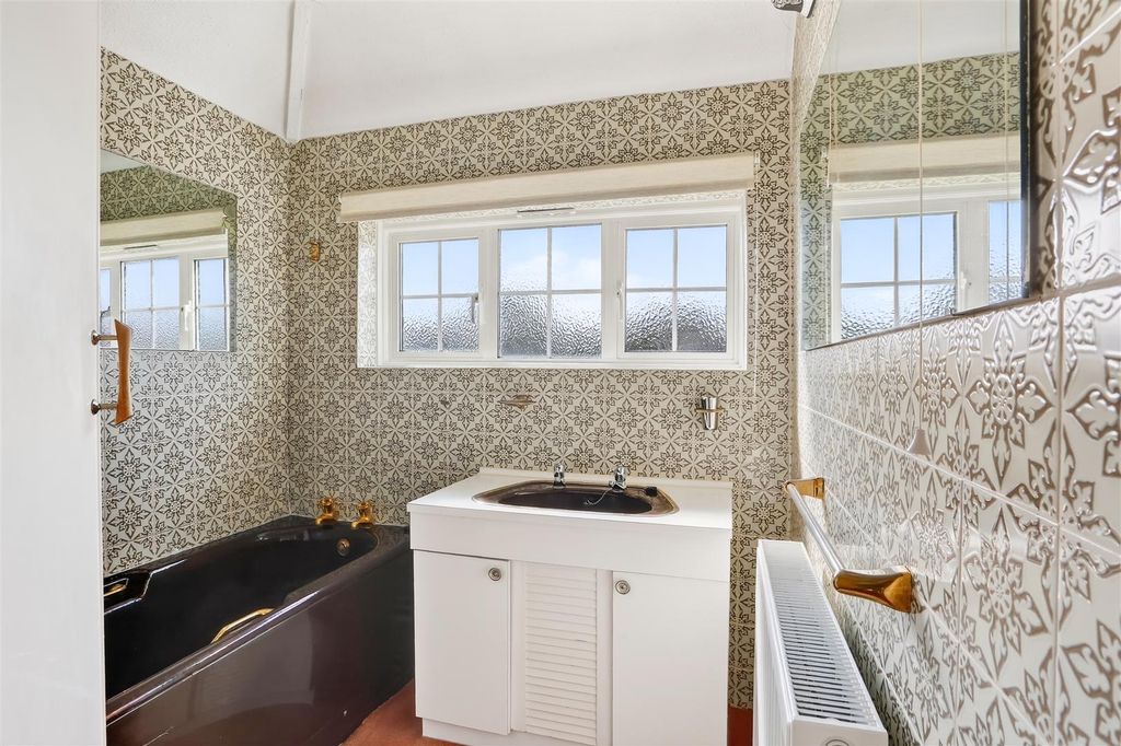 Property photo 3 of 19 1672715916 - 21 Milton Avenue, Sm1 - 16.Jpg