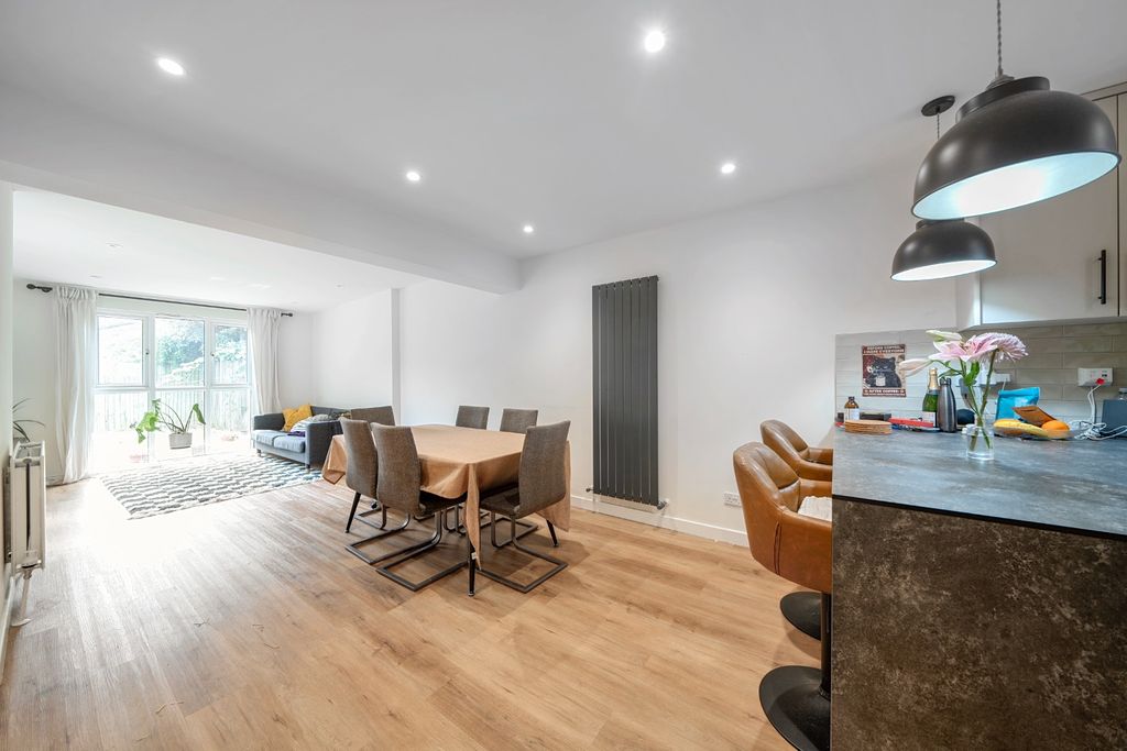 Property photo 2 of 19 4322804