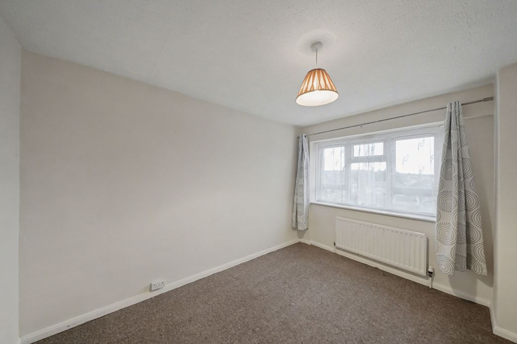 Property photo 3 of 10 19 Warwick Court, Newmarket Avenue, Northolt Ub5 4Et