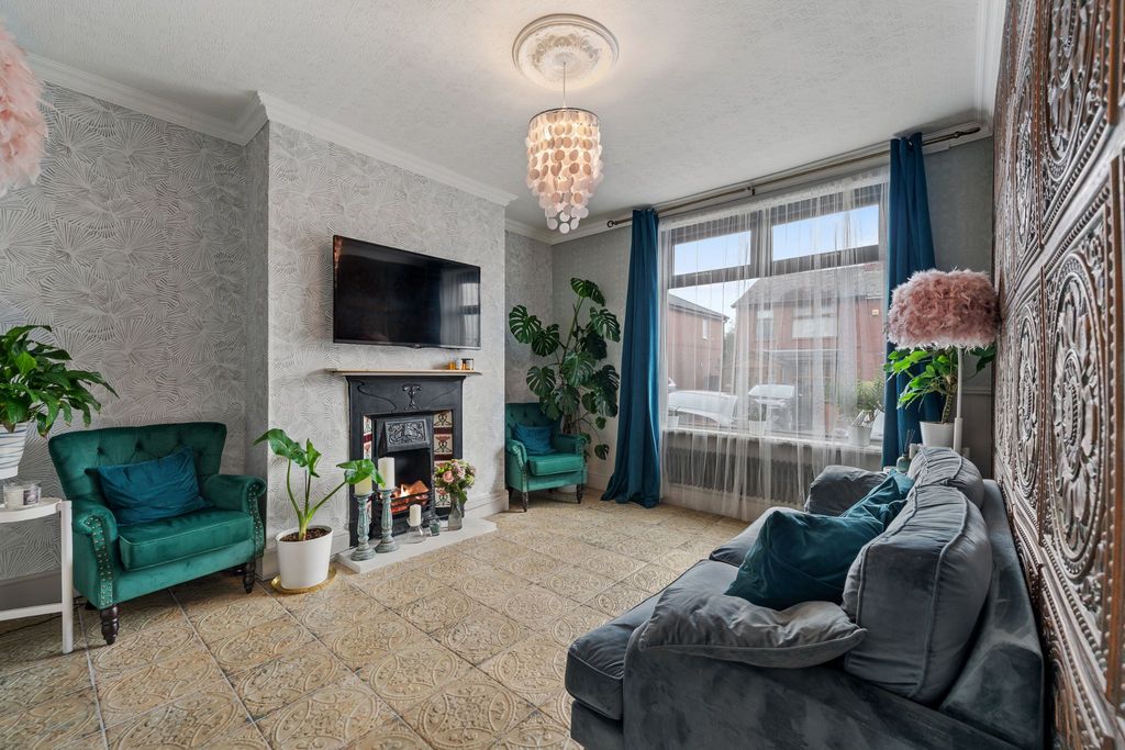 Property photo 3 of 27 Photograph 4