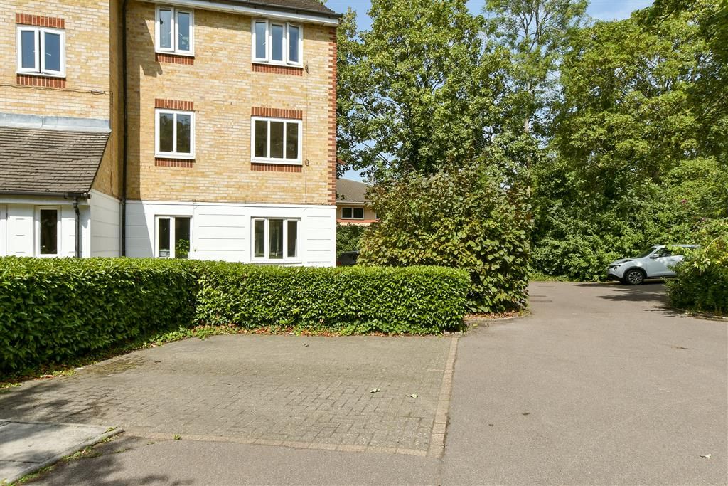 Property photo 2 of 11 Driveway/Parking
