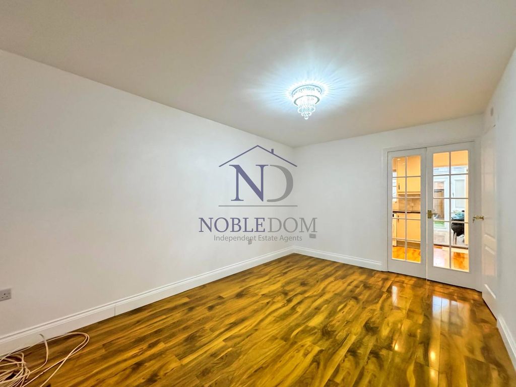 Property photo 3 of 11 Gallery