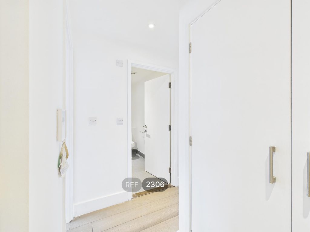 Property photo 2 of 11 Hallway