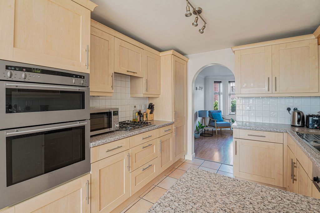 Property photo 3 of 18 Kitchen