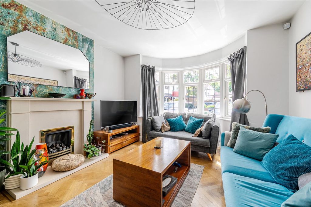 Property photo 2 of 21 Living Space