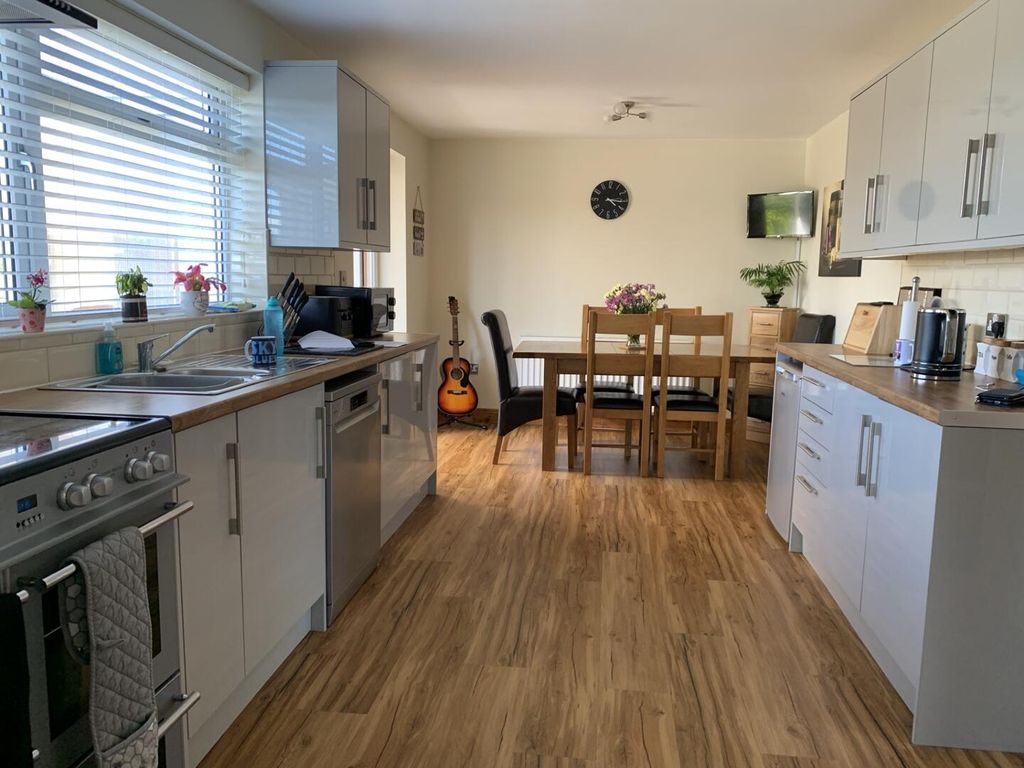 Property photo 2 of 31 Kitchen
