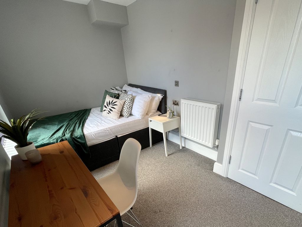 Property photo 2 of 5 63 Halsbury8