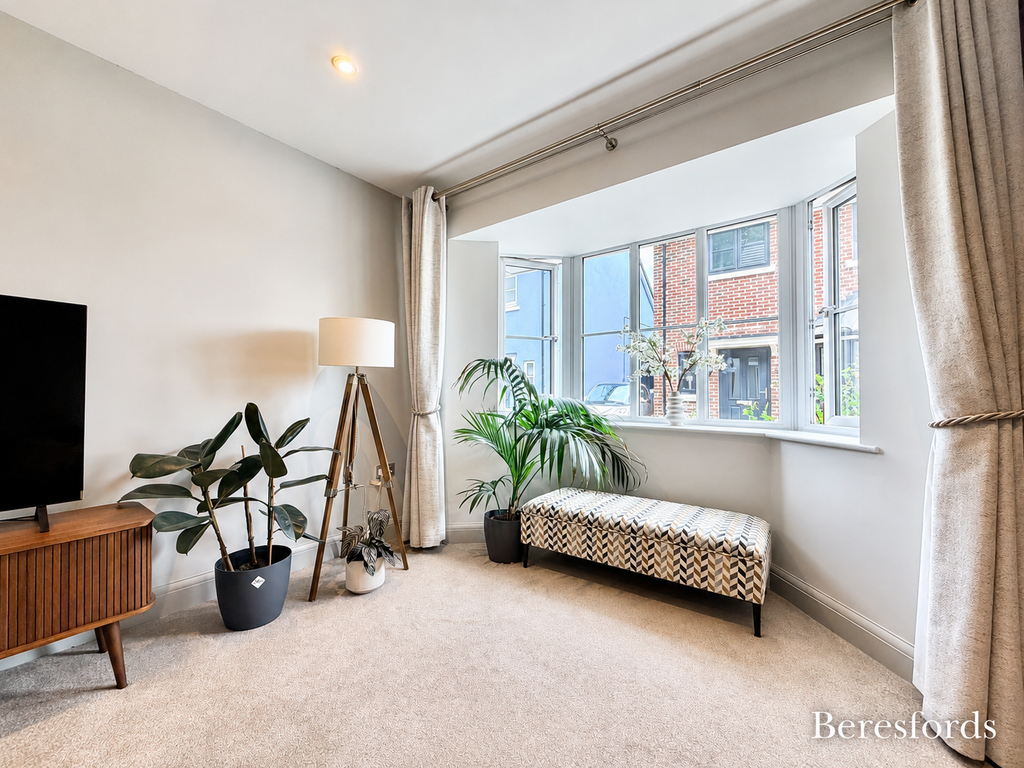 Property photo 3 of 31 Bay Window Lounge