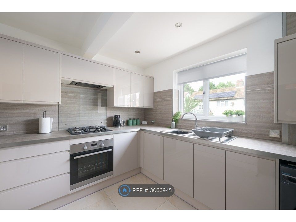 Property photo 3 of 10 Kitchen