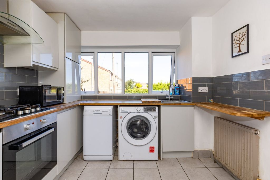 Property photo 3 of 17 Kitchen