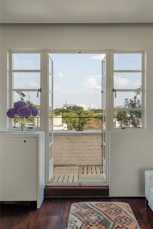 Property photo 2 of 10 Balcony