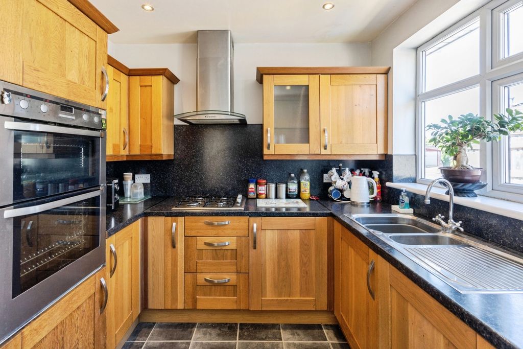 Property photo 2 of 12 Kitchen