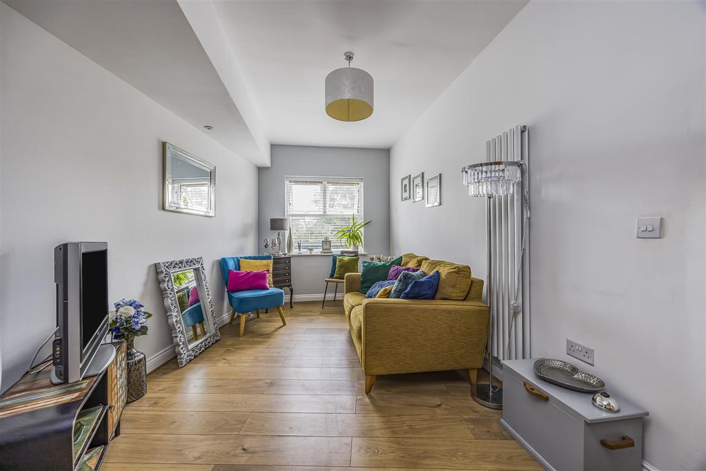 Property photo 2 of 14 2B Locksway Road, Southsea-Porticomarketing-Soldby