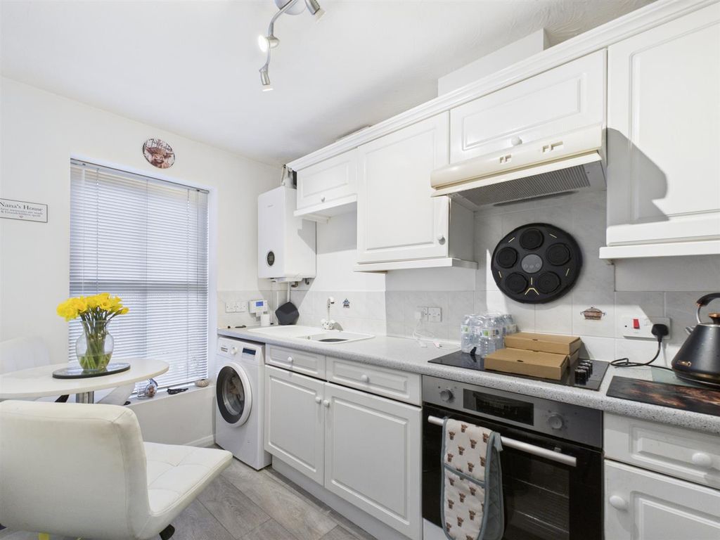 Property photo 3 of 10 Kitchen