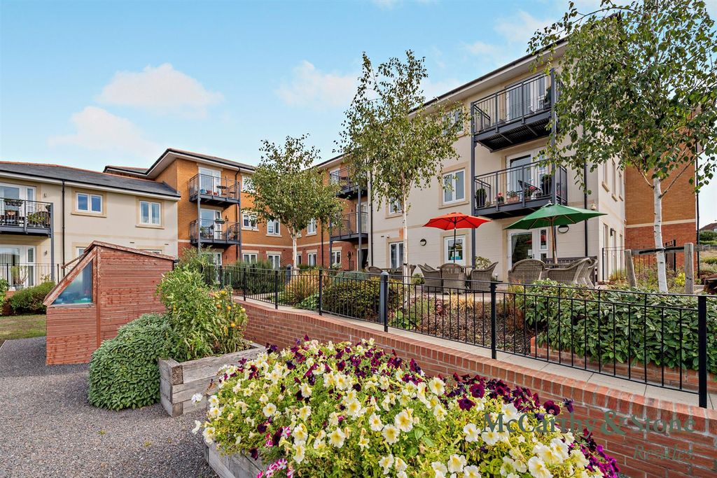 Property photo 1 of 21 Communal Gardens