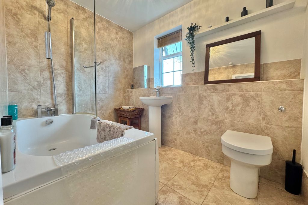 Property photo 3 of 11 Bathroom