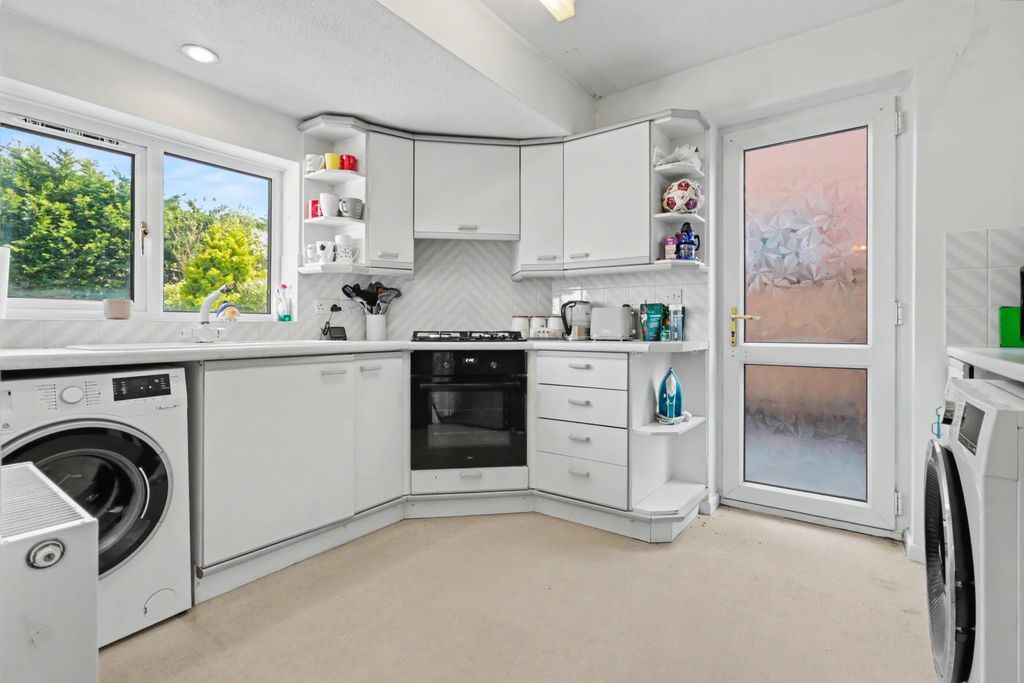 Property photo 3 of 11 Kitchen
