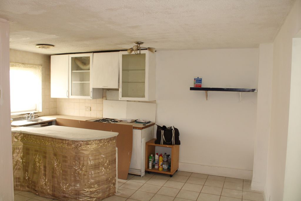 Property photo 2 of 7 Kitchen/Dining Area