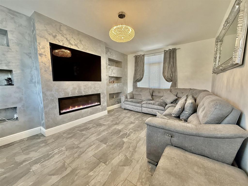 Property photo 2 of 11 Lounge