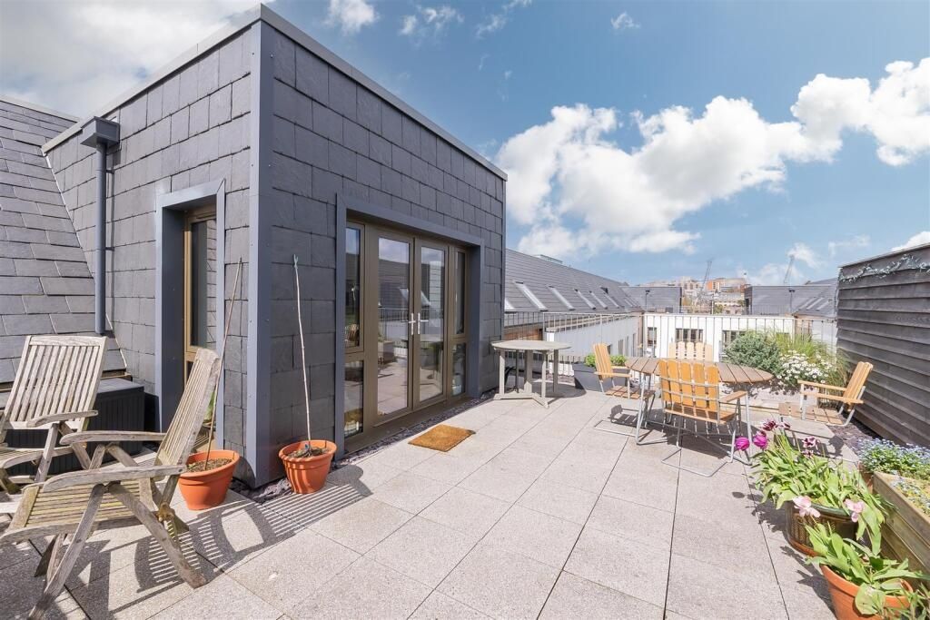 Property photo 3 of 15 A Spacious, Sunny Rooftop Garden Featuring Ample S...