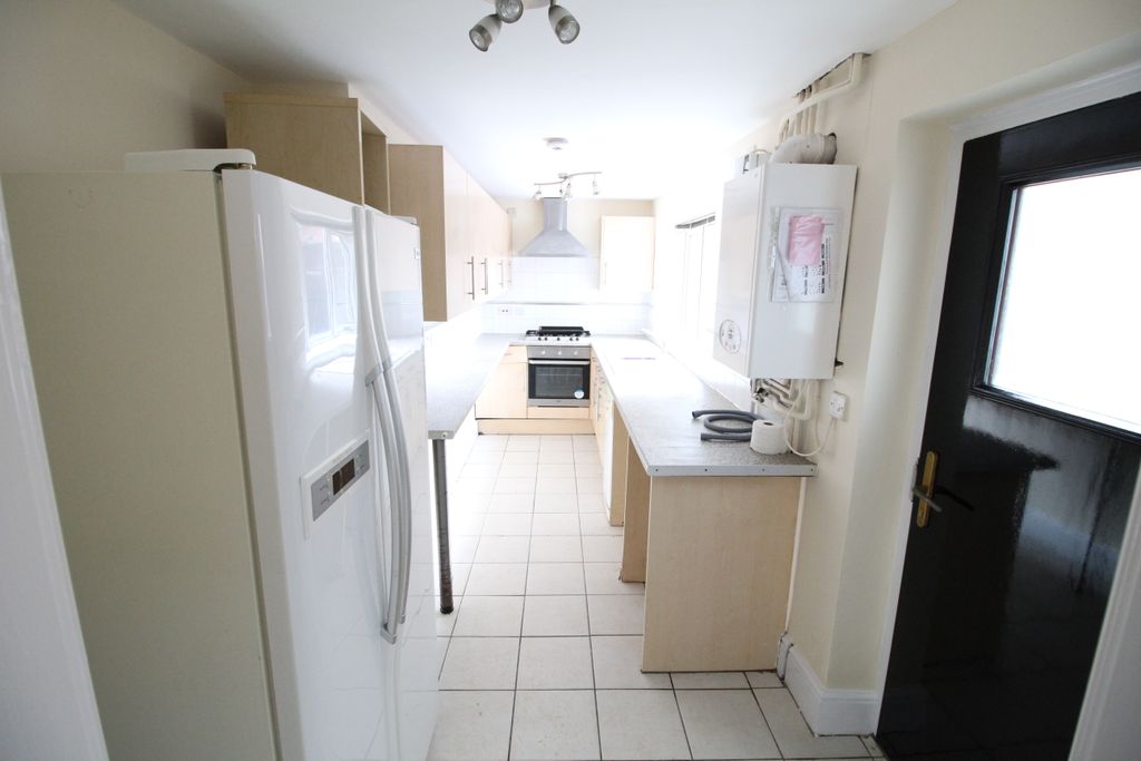 Property photo 3 of 8 Kitchen