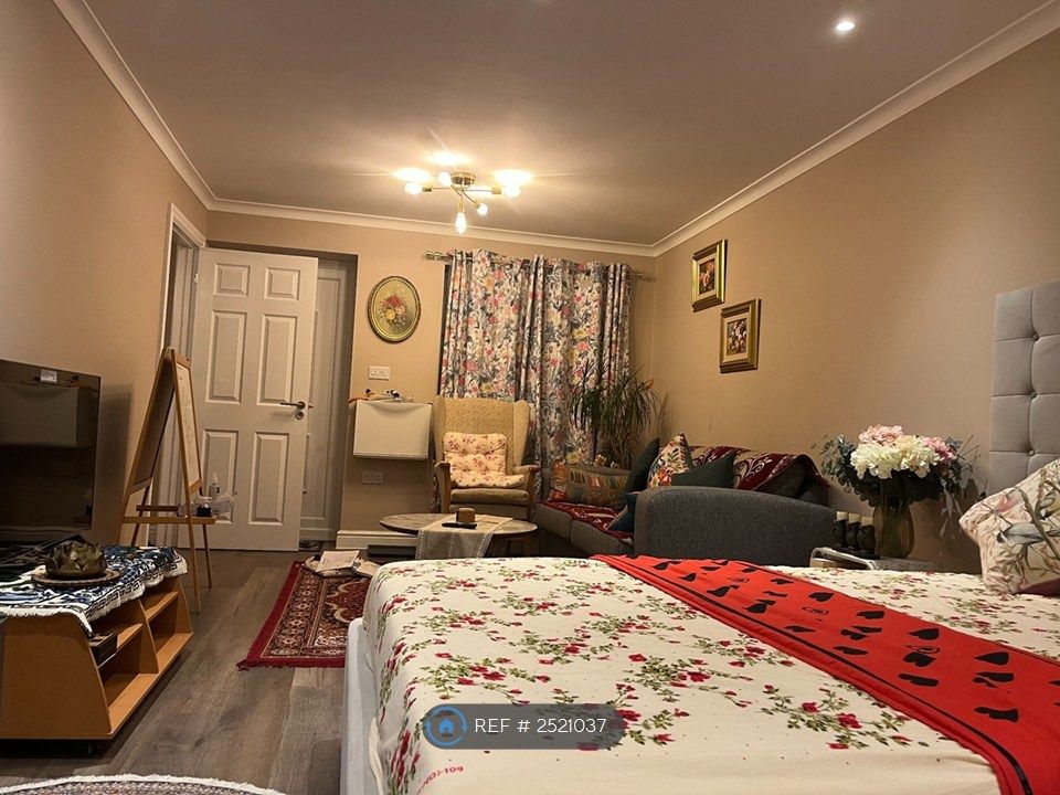 Property photo 1 of 13 Long And Wide Spacious Room