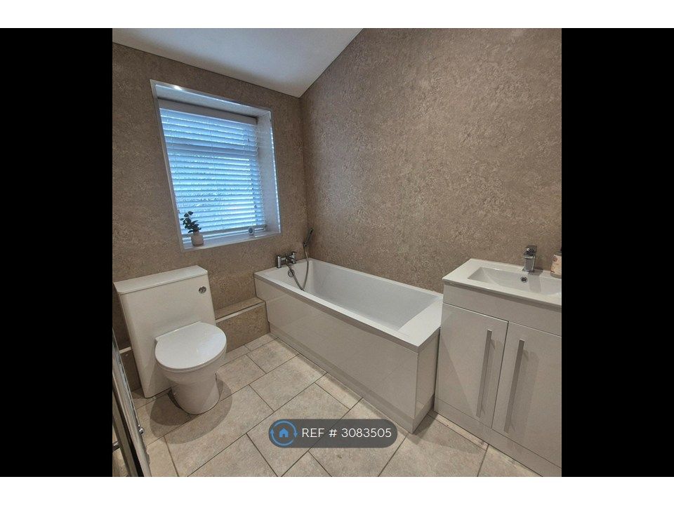 Property photo 2 of 11 Bathroom