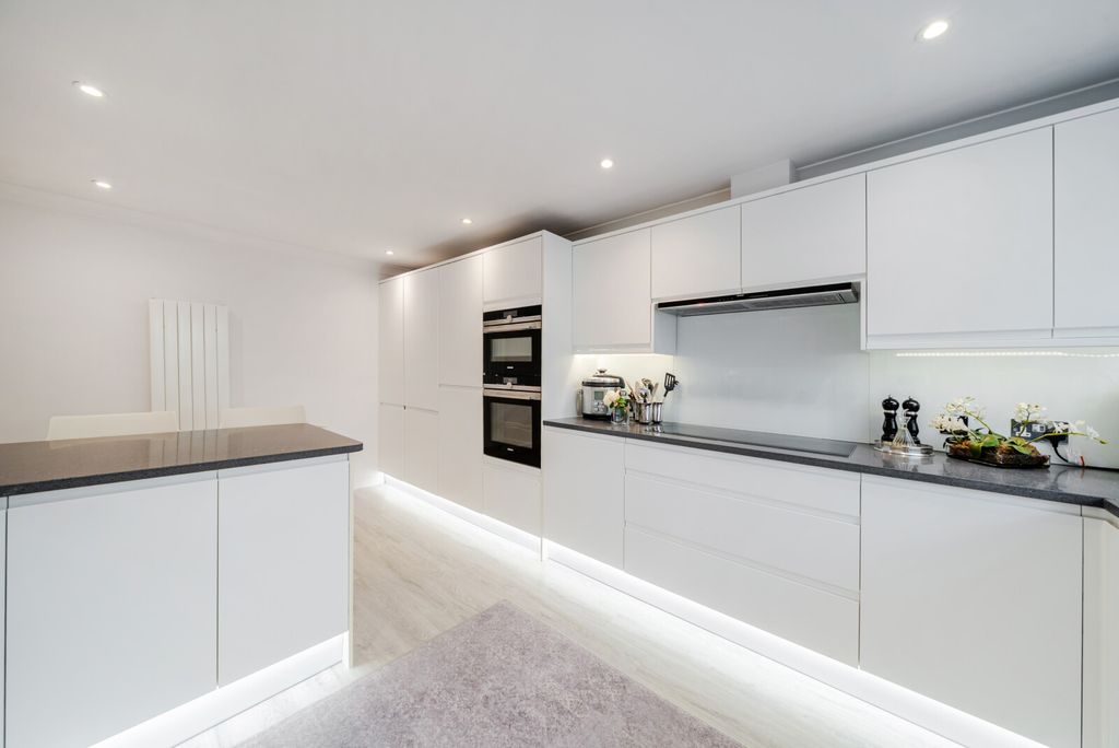 Property photo 2 of 14 1373747-12-69148E...