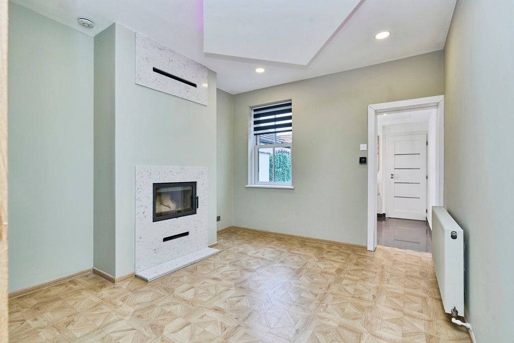 Property photo 3 of 19 Pbox-Img.Jpg