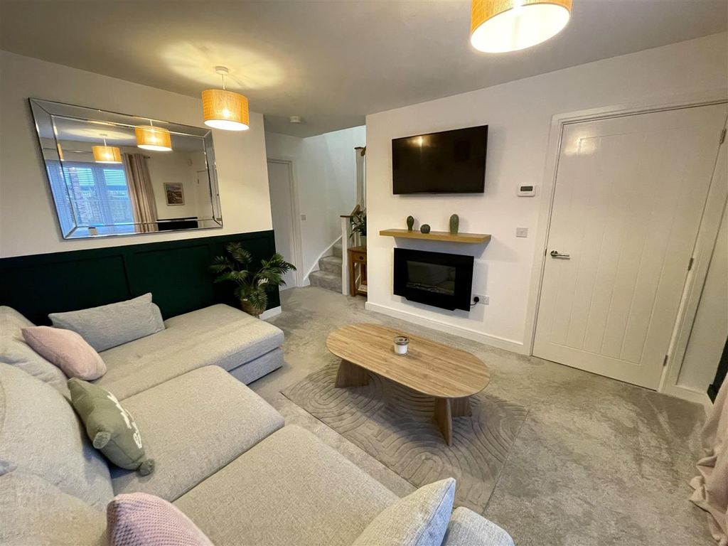 Property photo 3 of 15 Lounge