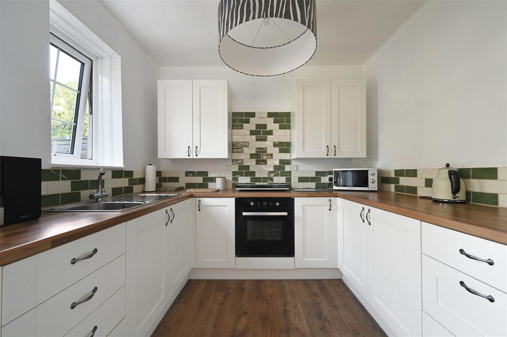Property photo 2 of 17 1 Little Twitten - Tn39 4Ss (10).Jpg