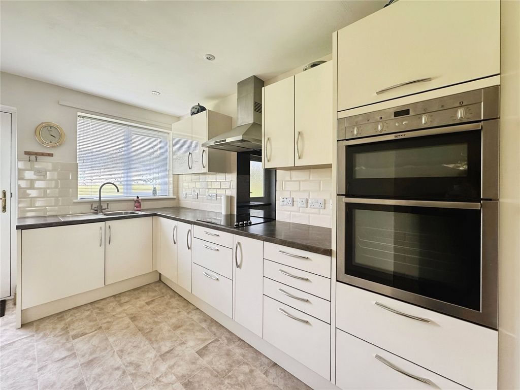 Property photo 2 of 11 Kitchen